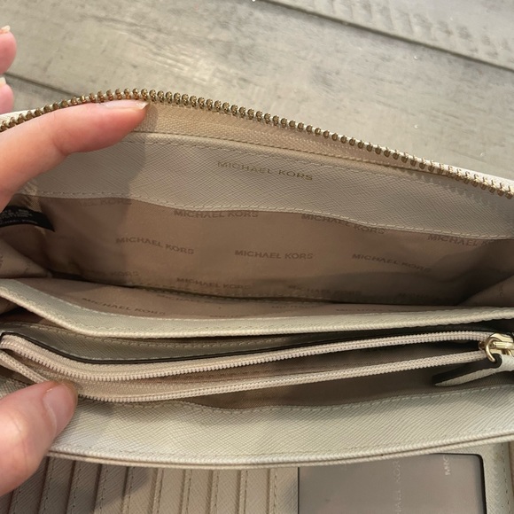 Michael Kors White Monogram wallet wristlet - Picture 8 of 9